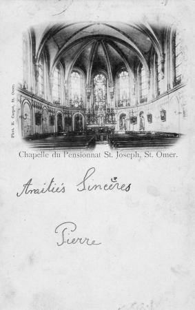 Le collége était une institution catholique, c'est pourquoi il y avait une chapelle , on voit ici l'intérieur.